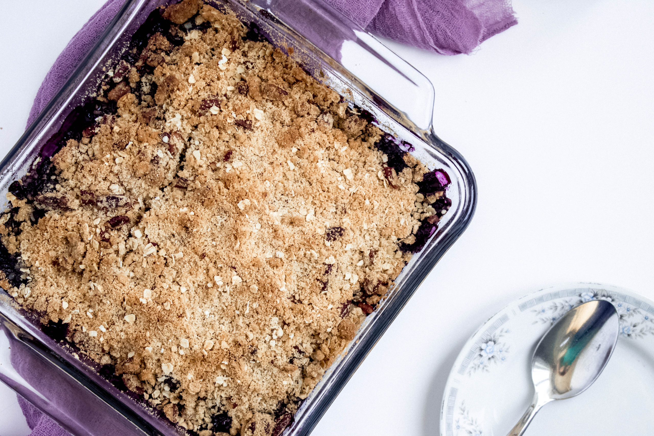 blueberry crisp with oats overhead shot.