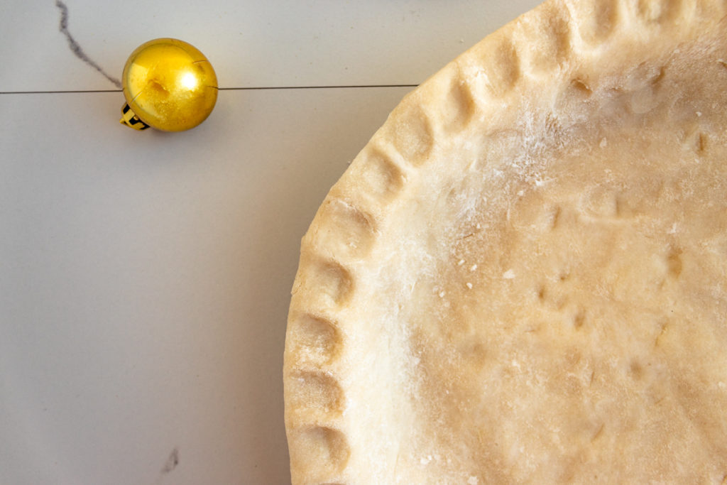 5 ways to style pie crust- thumb method overhead shot