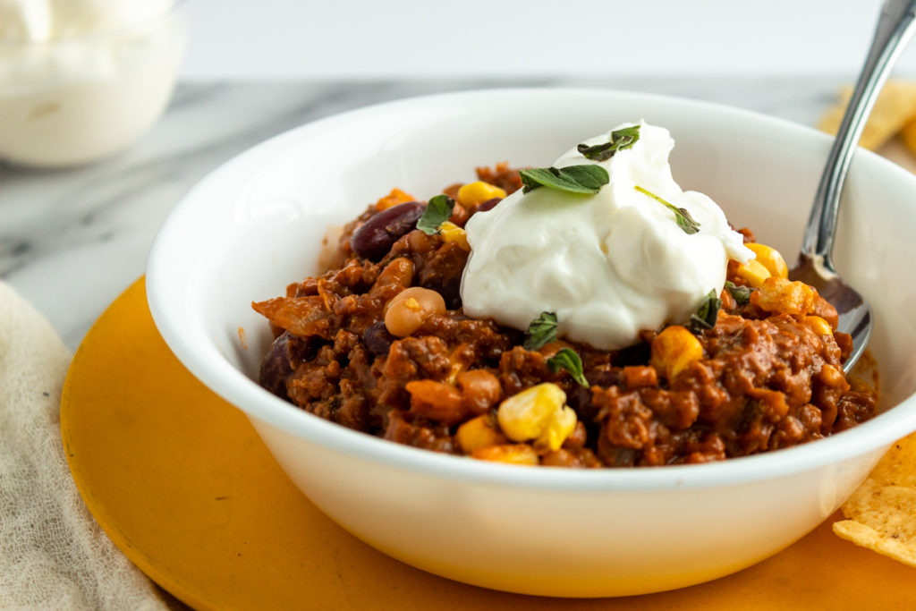 Slow cooker chilli with sour cream and oregano