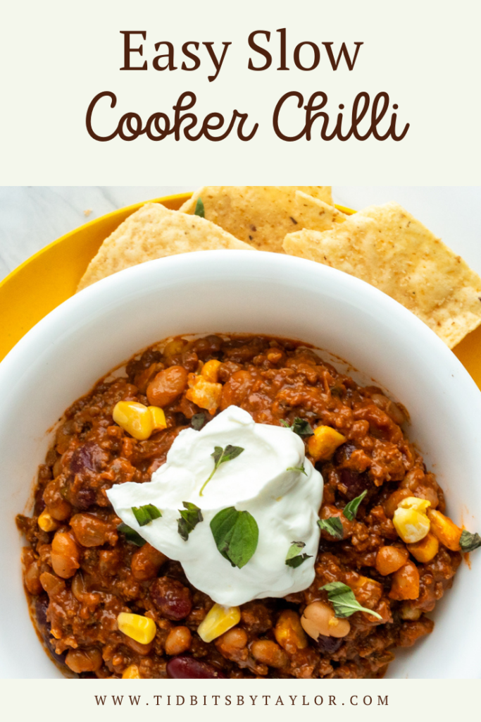 Easy Slow Cooker Chilli Pinterest image. Click to pin.